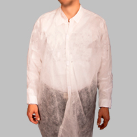 Persona usando bata de usos múltiples desechable blanca