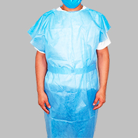 Persona usando bata paciente desechable azul