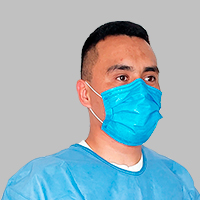 Persona usando cubrebocas desechable azul