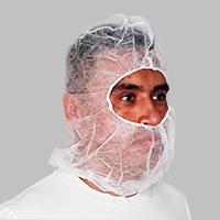 Persona usando escafandra desechable blanca