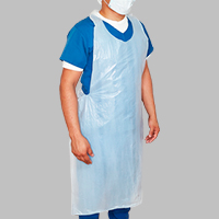 Persona usando mandil de polietileno blanco