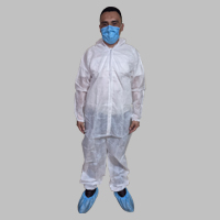 Persona usando overol SMS desechable blanco